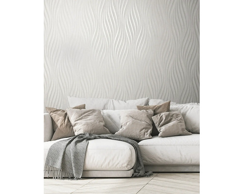 Wohnzimmer mit Sofa und dreidimensionaler Wandtapete mit Wellenmuster