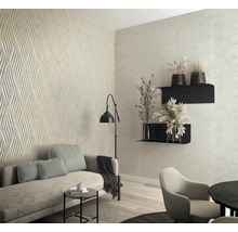 Wohnzimmer mit strukturierten Tapeten, Regalen und Möbeln