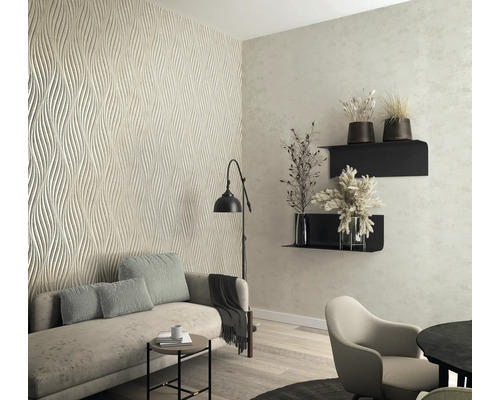 Wohnzimmer mit strukturierten Tapeten, Regalen und Möbeln