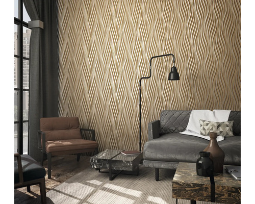 Wohnzimmer mit Sessel, Sofa, Stehlampe, Couchtischen und dreidimensionaler Tapete mit Wellenmuster