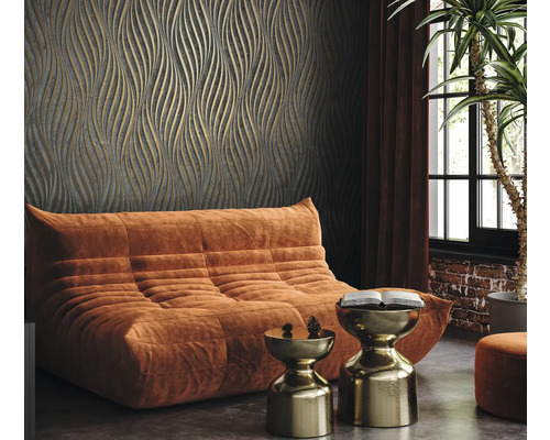 Wohnzimmer mit braunem Sofa, goldenen Beistelltischen und gemusterter Tapete