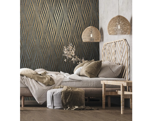 Schlafzimmer mit Bett, Nachttisch und gemusterter Tapete