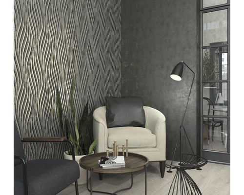 Wohnzimmer mit Sessel, Stehlampe und strukturierter Tapete