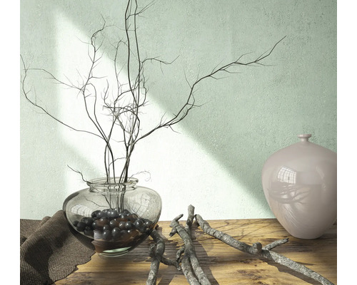 Dekorative Szene mit Glasvase, Ästen und Keramikvase auf einem Holztisch