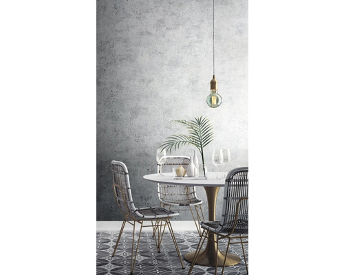 Esszimmer mit Esstisch, Stühlen und Pendelleuchte