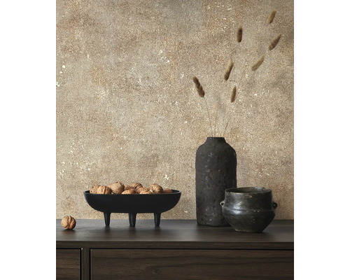 Dekorative Anordnung mit Schale auf Füßen, Walnüssen, Vase und Topf auf einem Schrank