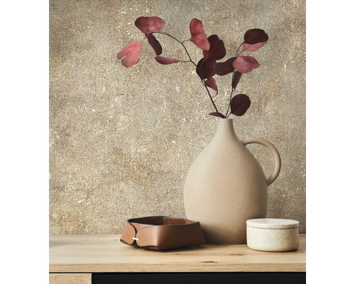 Dekorative Szene mit Vase, Blumenzweig, Schale und Dose auf einer Holzoberfläche.