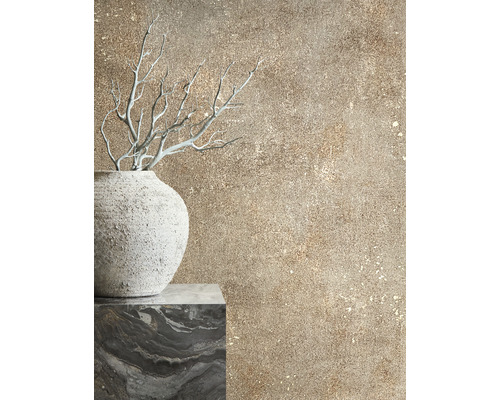 Dekorative Szene mit Vase, Ästen und Marmorplatte vor einer Wand