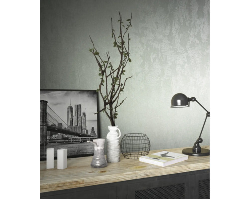 Dekoratives Arrangement auf einer Kommode mit einer New York Fotografie im Hintergrund.