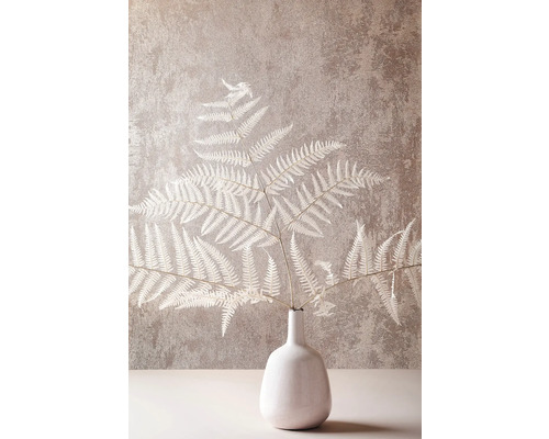 Dekorative Farnwedel in Vase aufgestellt