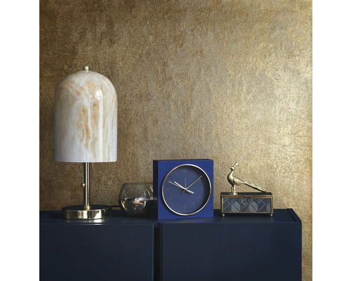 Dekorative Szene mit Lampe, Uhr und Schmuckkästchen auf einem Schrank