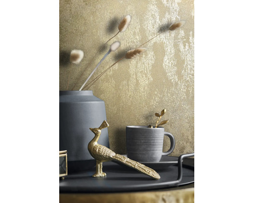 Dekorative Szene mit Vase, Tasse und Pfauenfigur auf einem Tablett vor einer gemusterten Wand