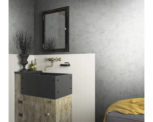 Badezimmer mit Waschbecken, Armatur, Spiegel und Dekorationen auf einem weißen Paneel