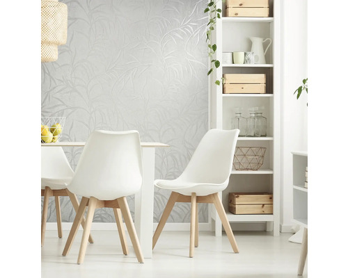 Heller Essbereich mit Esstisch, Stühlen, Regal und gemusterter Tapete