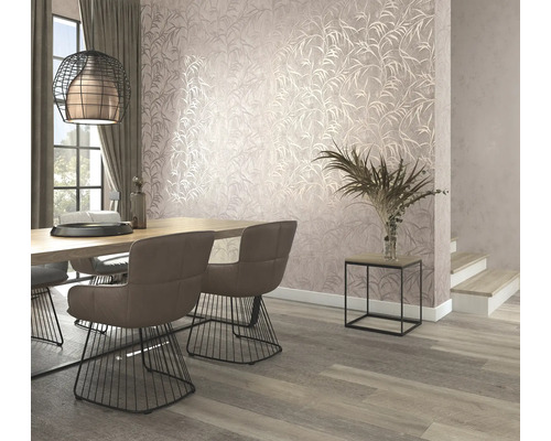 Esszimmer mit Esstisch, Stühlen und Wandtapete mit Blattmuster.