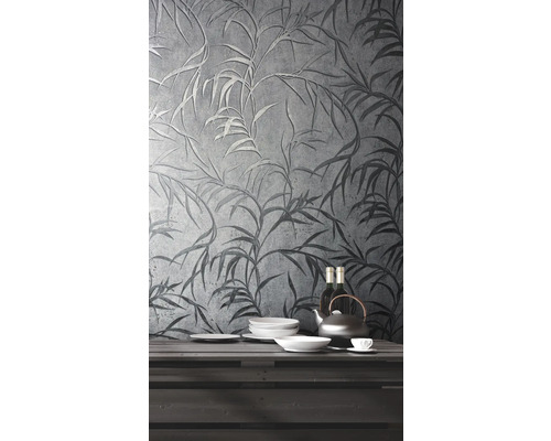 Szene mit gemusterter Tapete, Geschirr und Getränken auf einem Holztisch