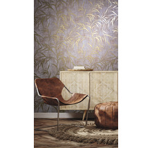 Dekoratives Interieur mit gemusterter Tapete, Sessel und Beistelltisch