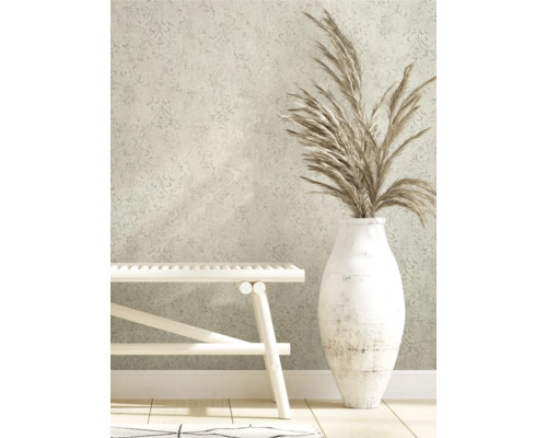 Heller Raum mit gemusterter Tapete, Holzbank und Dekovase