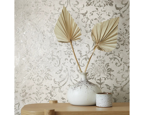 Tapete mit Muster, Vase und Dekoration auf einem Tisch