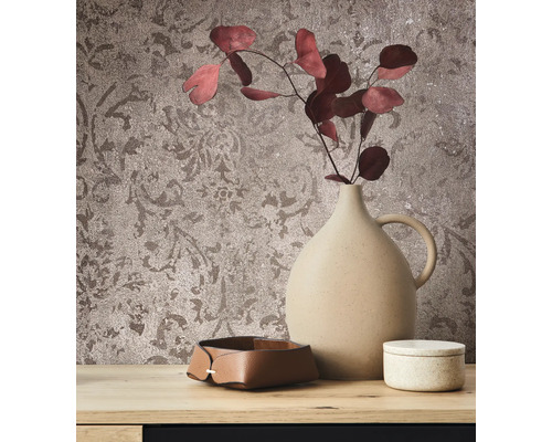 Dekoratives Stillleben mit Vase, Schale und Dose vor einer gemusterten Tapete