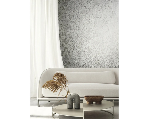 Wohnzimmer mit gemusterter Tapete, Sofa, Tisch und Dekoration