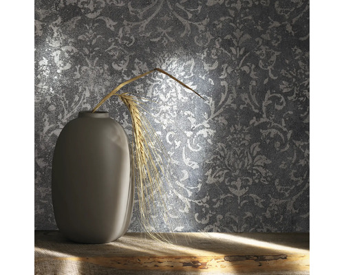 Tapete mit floralem Muster, Vase und Weizenähre auf einem Holztisch