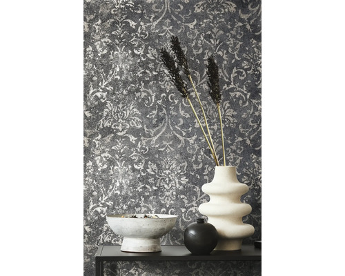 Dekorative Tapete mit Muster und Vasen als Raumdekoration