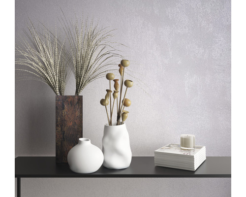 Dekorative Vasen und Accessoires auf einem Regal