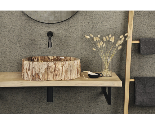 Badezimmer mit Waschtisch in Baumstammoptik, Armatur und Dekoration