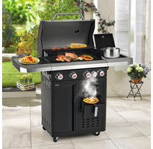 Schwarzer Grillwagen mit Grillgut, Beilage und Fritteuse im Garten