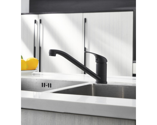 Schwarzer Wasserhahn in einer Küchenspüle