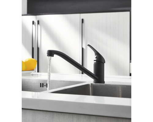 Schwarze Küchenarmatur mit Wasserhahn auf einer Küchenspüle