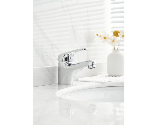 Glänzender Wasserhahn aus Metall am Waschbecken