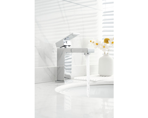 Modernes Badezimmer mit Armatur und fließendem Wasser