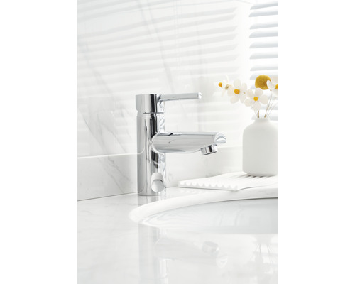 Glänzender Waschtischmischer im Badezimmer