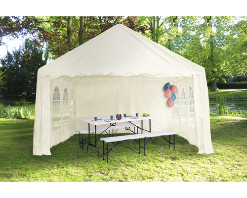Festzelt mit Biertischgarnitur im Garten