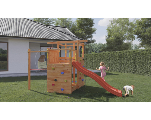 Spielplatz mit Kletterwand und Rutsche im Garten