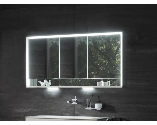 Beleuchteter Spiegelschrank im Badezimmer mit Ablagefläche.