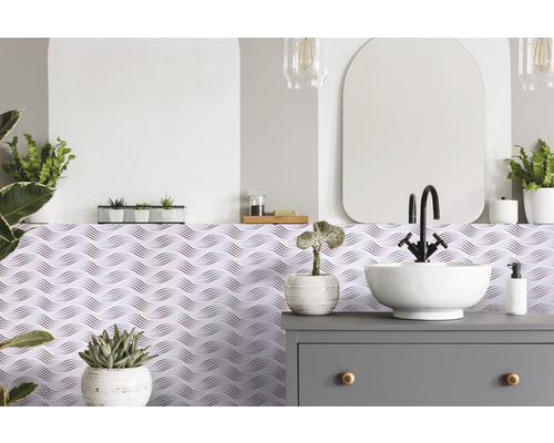 Modernes Badezimmer mit Waschbecken, Armatur, Spiegel und 3D Wandpaneelen.