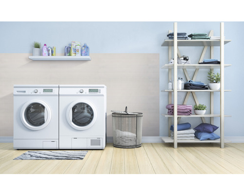 Waschküche mit Waschmaschine, Trockner, Regal und Wäschekorb