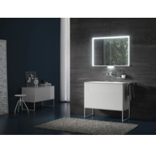 Modernes Badezimmer mit Waschbeckenunterschrank, beleuchtetem Spiegelschrank und passenden Badmöbeln für eine helle, aufgeräumte Atmosphäre