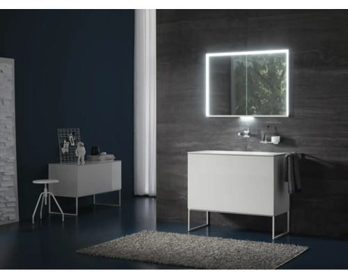 Modernes Badezimmer mit Waschbeckenunterschrank, beleuchtetem Spiegelschrank und passenden Badmöbeln für eine helle, aufgeräumte Atmosphäre