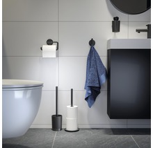 Badezimmer mit Toilette, Waschbeckenunterschrank, Handtuch, Toilettenpapierhalter, Toilettenbürste und Papierrollenhalter