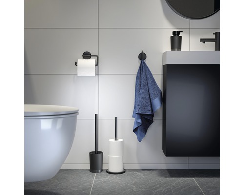 Modernes Badezimmer mit Toilette, Waschtisch, Spiegel, Handtuchhalter, Toilettenpapierhalter und Toilettenbürstengarnitur