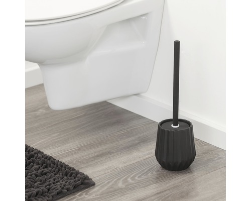 Schwarze WC-Bürste mit Halter neben Toilette