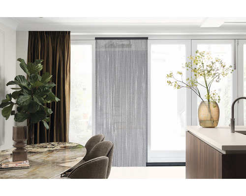 Helle Wohnung mit Schiebegardine, Esstisch und Zimmerpflanze