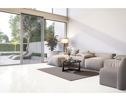 Heller Wohnraum mit Sofa, Tisch, Stehlampe und Insektenschutzgitter vor der Terrassentür