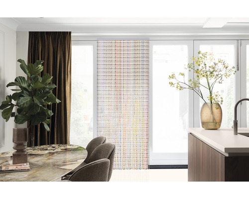 Wohnraum mit Schiebevorhang, Esstisch und Zimmerpflanze