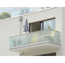 Gebäudeansicht mit Balkon und Glasgeländer