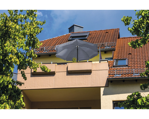 Balkon mit Sonnenschirm am Wohnhaus